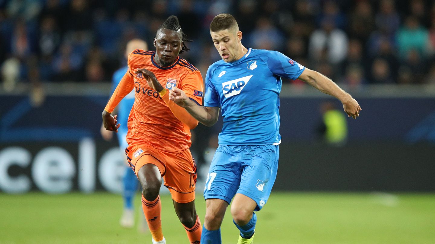 Der Hoffenheimer Andrej Kramaric (r.) kämpft mit Bertrand Traoré von Lyon um den Ball