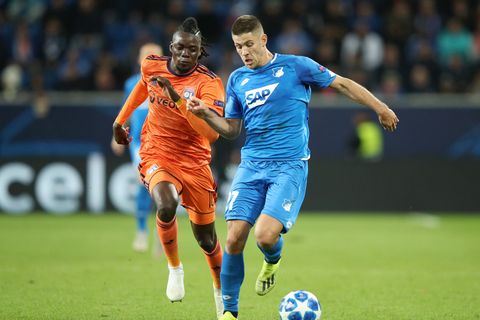Der Hoffenheimer Andrej Kramaric (r.) kämpft mit Bertrand Traoré von Lyon um den Ball