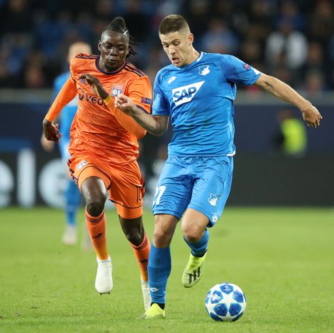 Der Hoffenheimer Andrej Kramaric (r.) kämpft mit Bertrand Traoré von Lyon um den Ball