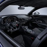 Mit dem linken Drehknopf am Lenkrad stellt man den R8 scharf