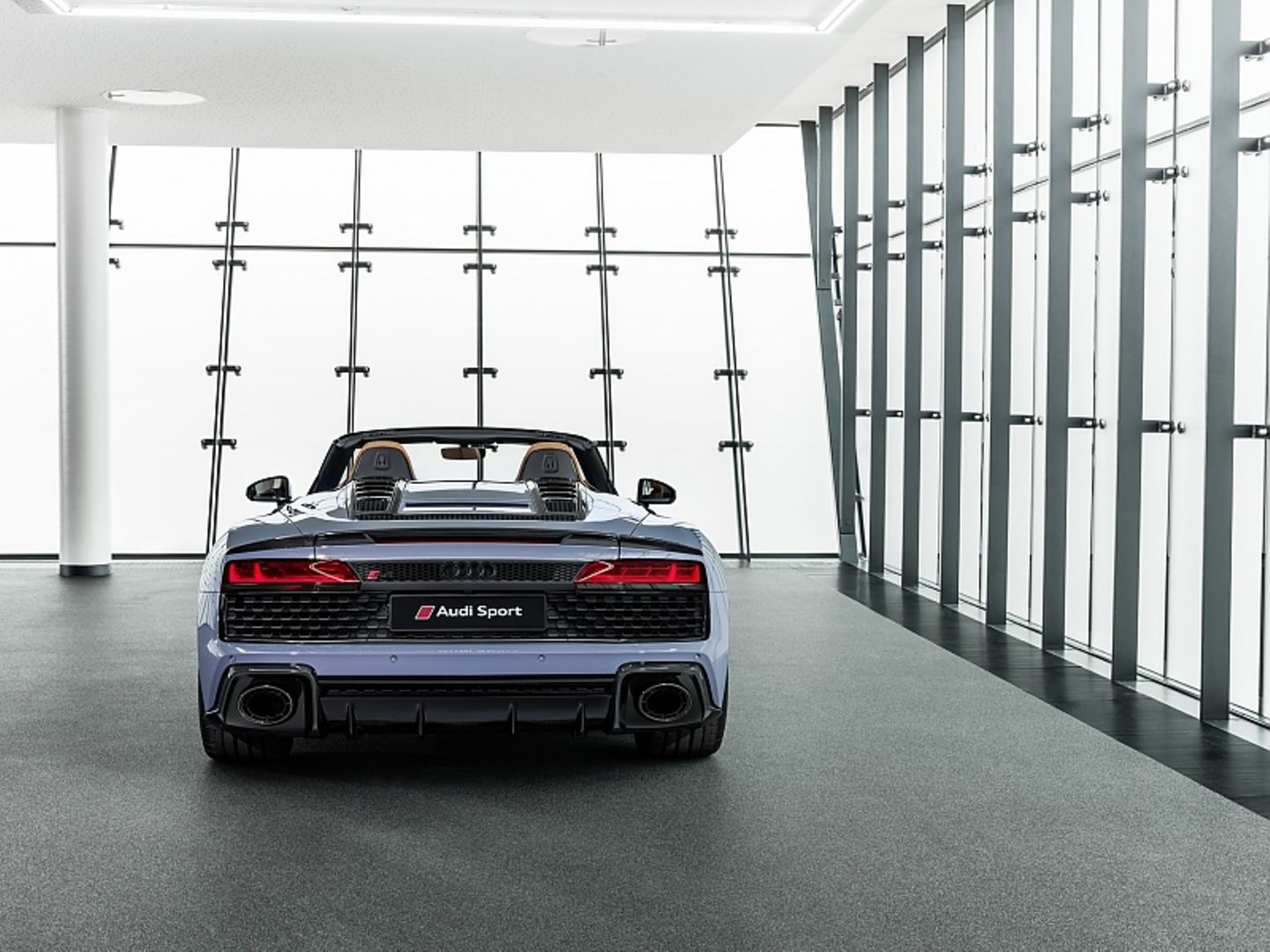 Der Wabengrill im Heck lässt den Blick auf den mächtigen V10 Sauger zu
