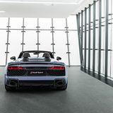 Der Wabengrill im Heck lässt den Blick auf den mächtigen V10 Sauger zu