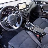 Das Lenkrad wirkt überladen