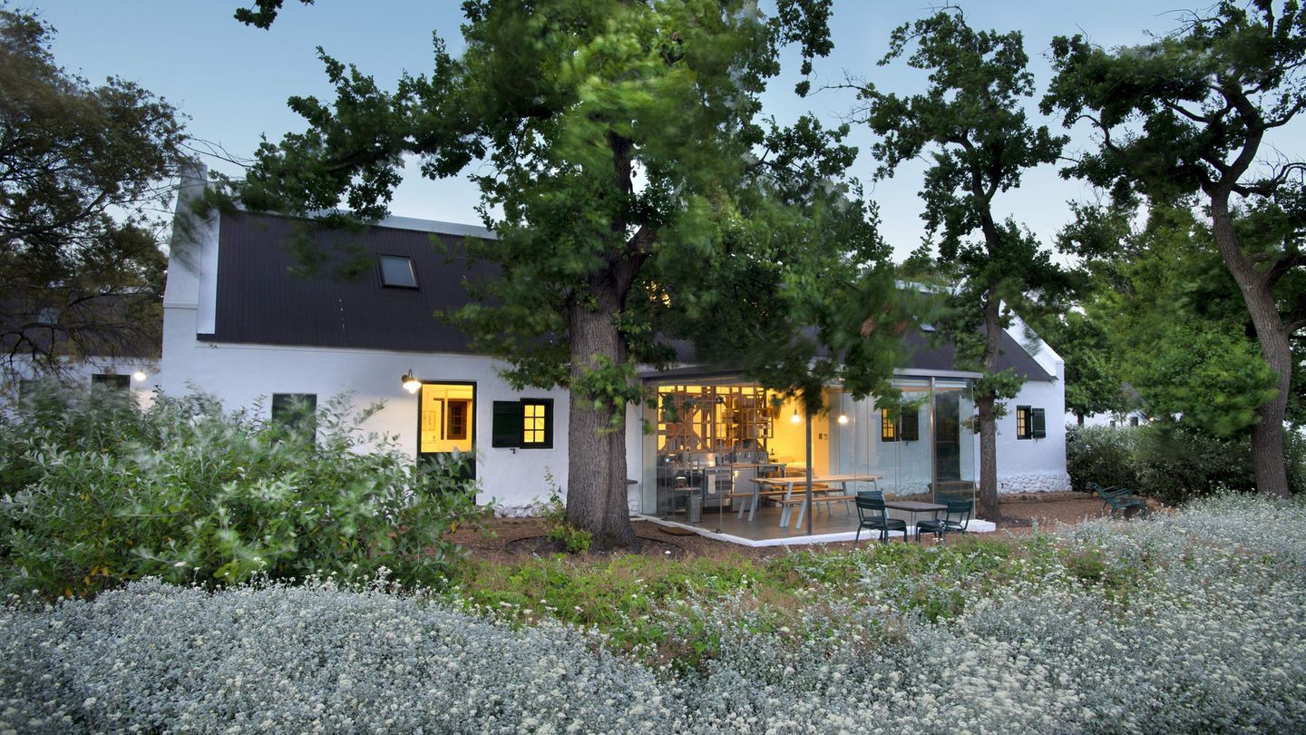 Babylonstoren Farm House  Wer nach Ruhe und Wellness im edlen Landhaustil sucht, sollte sich das Babylonstoren anschauen. Die kleine Ansammlung von Farmhäusern aus dem 17. Jahrhundert wurde 2010 mit Liebe zum Detail in eine kleine Hotelanlage umgebaut. Die Hauser stehen auf einem acht Hektar großem Grundstück inmitten eines prachtvoll angelegtem Gartens.