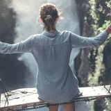 Frau sitzt auf einer großen Schaukel