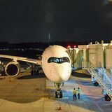 Am Changi Airport in Singapur: Der Airbus A350-900 ULR parkt am Gate. Die Abkürzung ULR steht für "Ultra Long Range".