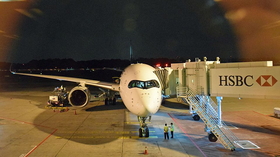 SQ22 Am Changi Airport in Singapur: Der Airbus A350-900 ULR parkt am Gate. Die Abkürzung ULR steht für "Ultra Long Range".