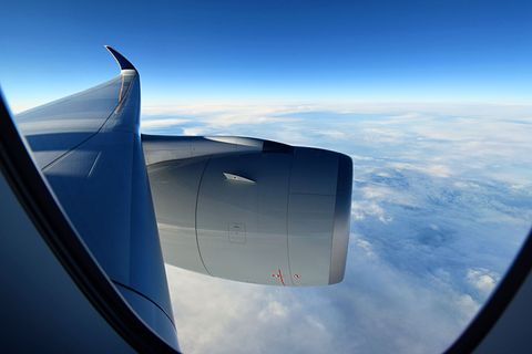 Nach mehr als sechs Stunden Flugzeit wird es draußen hell. Bis zu 165.000 Liter Kerosin fassen die Tanks der zweimotorigen Maschine. Das verschafft dem Airbus A350 eine Reichweite von bis zu 18.000 Kilometern.