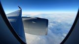 Nach mehr als sechs Stunden Flugzeit wird es draußen hell. Bis zu 165.000 Liter Kerosin fassen die Tanks der zweimotorigen Maschine. Das verschafft dem Airbus A350 eine Reichweite von bis zu 18.000 Kilometern.