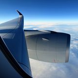 Nach mehr als sechs Stunden Flugzeit wird es draußen hell. Bis zu 165.000 Liter Kerosin fassen die Tanks der zweimotorigen Maschine. Das verschafft dem Airbus A350 eine Reichweite von bis zu 18.000 Kilometern.