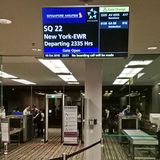 Vor der Sicherheitskontrolle am Gate B9: Nach Plan soll der Flug SQ22 kurz vor Mitternacht zum Start rollen und nach 18 Stunden und 45 Minuten am Morgen des nächsten Tages am Flughafen New York Newark gegen 6 Uhr landen. 