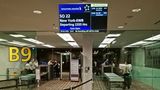 Vor der Sicherheitskontrolle am Gate B9: Nach Plan soll der Flug SQ22 kurz vor Mitternacht zum Start rollen und nach 18 Stunden und 45 Minuten am Morgen des nächsten Tages am Flughafen New York Newark gegen 6 Uhr landen. 