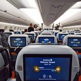 Auf diesem Marathonflug gibt es keine normale Economy Class, sondern nur eine Premuim Economy und eine Business Class.