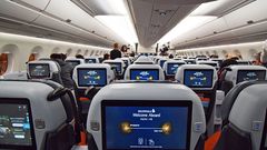 Auf diesem Marathonflug gibt es keine normale Economy Class, sondern nur eine Premuim Economy und eine Business Class.