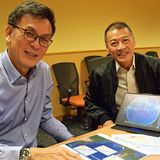 Vor dem Abflug in Singapur hatte ich die Piloten getroffen: Captain S L Leong (links) und Captain Aloysius Wee KC (rechts). Sie erklären mir die drei möglichen Flugrouten des Ultralangstreckenflugs nach New York.