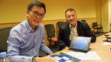 Vor dem Abflug in Singapur hatte ich die Piloten getroffen: Captain S L Leong (links) und Captain Aloysius Wee KC (rechts). Sie erklären mir die drei möglichen Flugrouten des Ultralangstreckenflugs nach New York.
