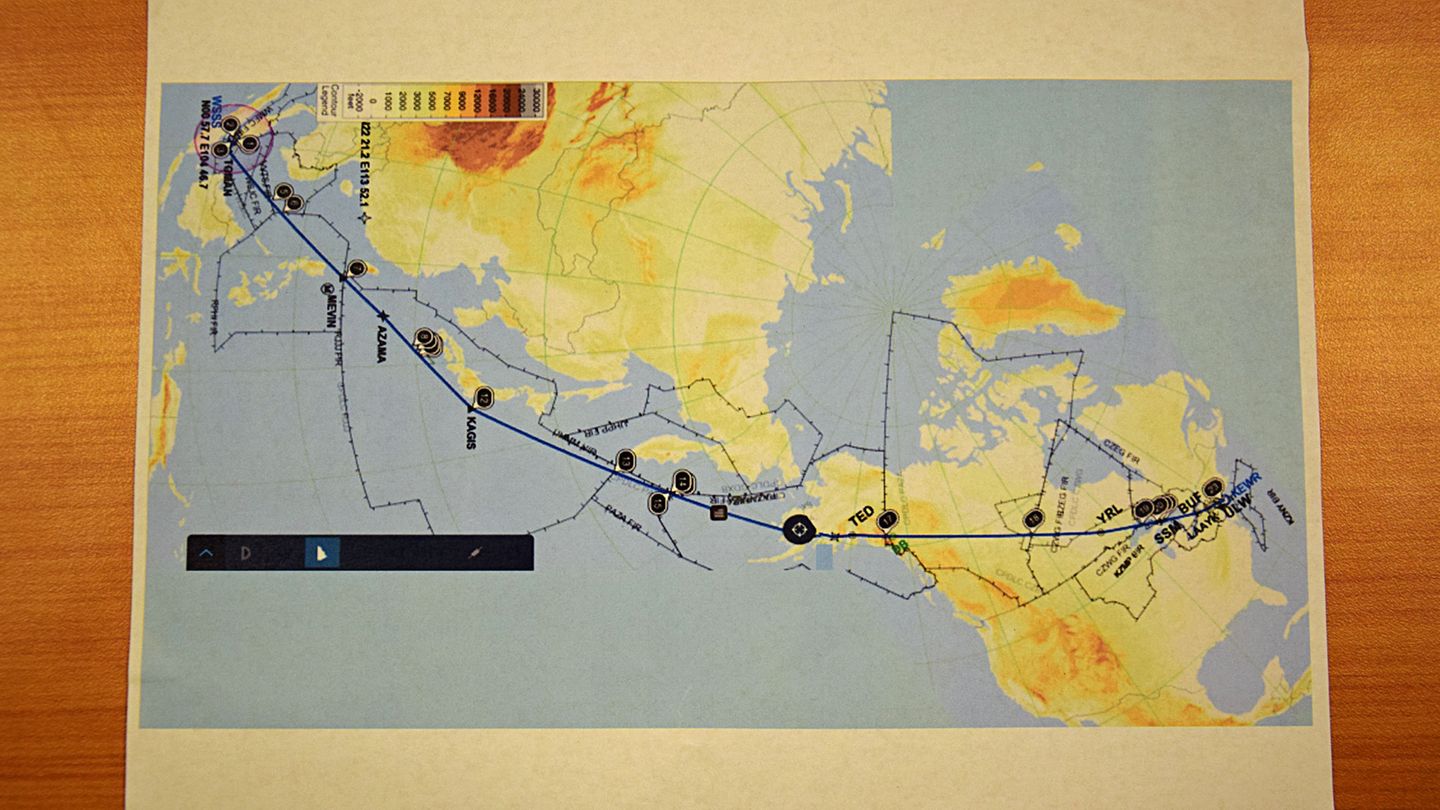 Die zu dieser Jahreszeit günstigste Route führt in Richtung Nordosten, an Japan vorbei zum Beringmeer und den Aleuten bis Alaska. Dann geht es quer über den nordamerikanischen Kontinent zur US-Ostküste. Starke Westwinde über dem Nordpazifik können die Flugzeit enorm verkürzen.