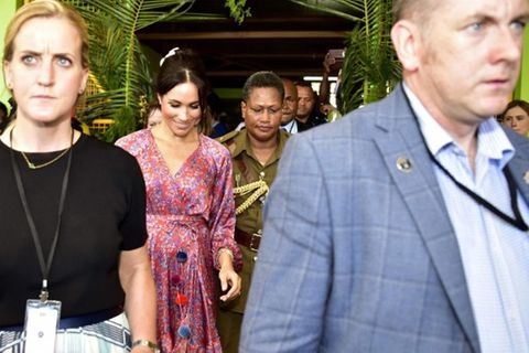 Besuch auf Fidschi-Inseln: Zu viele Fans: Bodyguards bringen Meghan in Sicherheit