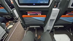 Genügend Beinfreiheit auf einem der 94 Plätze in der Premium Economy Class. In der Business Class gibt es 67 Sessel, die sich in flache Betten verwandeln lassen.