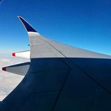 Wir durchfliegen den neuen Tag mit nur sechs Stunden Tageslicht. Über Anchorage in Alaska wird es wieder dunkel. Der Nachtflug setzt sich bis New York fort. In der Kabine sind alle Jalousien stets geschlossen, weil die meisten Passagiere schlafen oder einen Film nach dem anderen schauen.