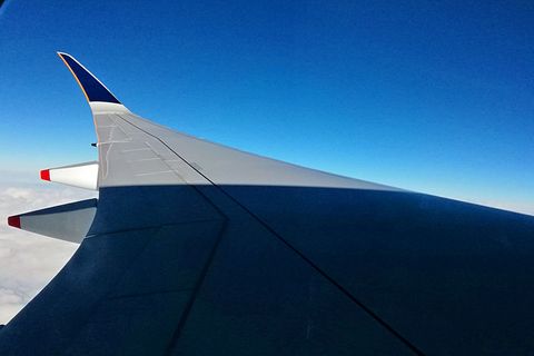 Wir durchfliegen den neuen Tag mit nur sechs Stunden Tageslicht. Über Anchorage in Alaska wird es wieder dunkel. Der Nachtflug setzt sich bis New York fort. In der Kabine sind alle Jalousien stets geschlossen, weil die meisten Passagiere schlafen oder einen Film nach dem anderen schauen.