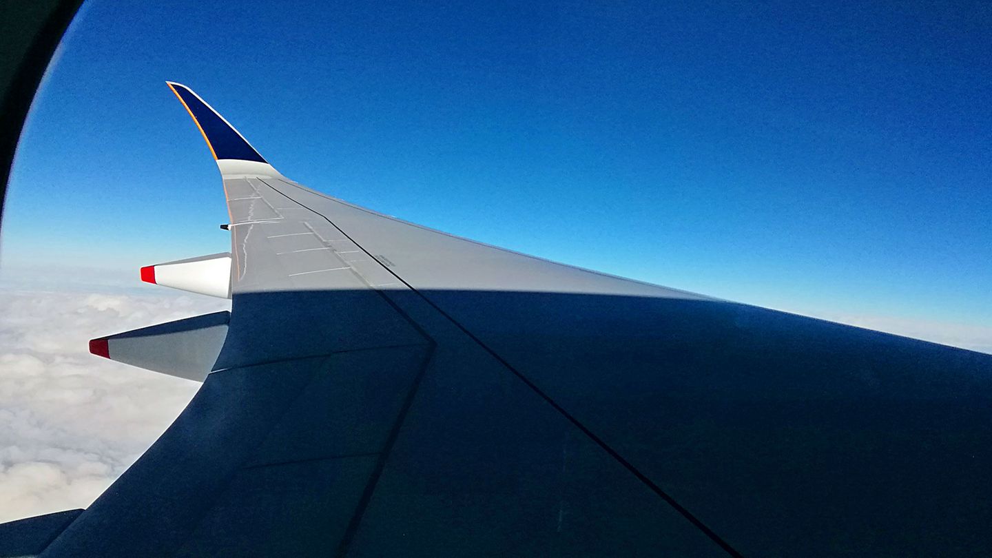 Wir durchfliegen den neuen Tag mit nur sechs Stunden Tageslicht. Über Anchorage in Alaska wird es wieder dunkel. Der Nachtflug setzt sich bis New York fort. In der Kabine sind alle Jalousien stets geschlossen, weil die meisten Passagiere schlafen oder einen Film nach dem anderen schauen.