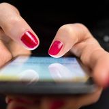 Frau tippt auf Handy