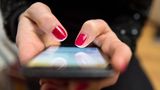 Frau tippt auf Handy