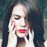 Frau mit geschlossenen Augen