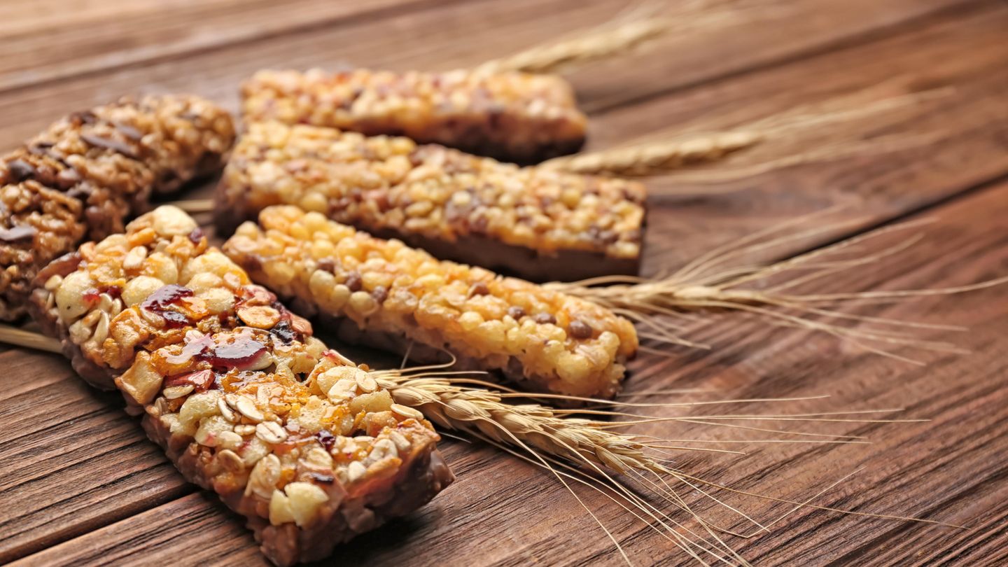 Müsliriegel  Sie klingen vermeintlich gesund: Müsliriegel mit Haferflocken und Trockenfrüchten. Doch sind sie meist Zuckerbomben, denn sie enthalten auch Schokolade, Zucker oder Sirup.