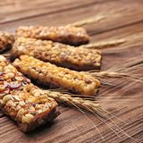 Müsliriegel  Sie klingen vermeintlich gesund: Müsliriegel mit Haferflocken und Trockenfrüchten. Doch sind sie meist Zuckerbomben, denn sie enthalten auch Schokolade, Zucker oder Sirup.