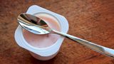 Joghurt  Mal abgesehen von Naturjoghurt (der tatsächlich gesundheitliche Vorteile mit sich bringt. Lesen Sie mehr dazu hier!) ist Fruchtjoghurt meist voll von Zucker. Bei fettreduziertem Joghurt wird der fehlende Fettanteil meist mit Zucker oder Süßstoffen ausgeglichen. 