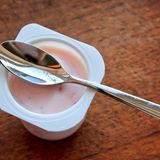 Joghurt  Mal abgesehen von Naturjoghurt (der tatsächlich gesundheitliche Vorteile mit sich bringt. Lesen Sie mehr dazu hier!) ist Fruchtjoghurt meist voll von Zucker. Bei fettreduziertem Joghurt wird der fehlende Fettanteil meist mit Zucker oder Süßstoffen ausgeglichen. 