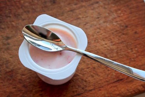 Joghurt  Mal abgesehen von Naturjoghurt (der tatsächlich gesundheitliche Vorteile mit sich bringt. Lesen Sie mehr dazu hier!) ist Fruchtjoghurt meist voll von Zucker. Bei fettreduziertem Joghurt wird der fehlende Fettanteil meist mit Zucker oder Süßstoffen ausgeglichen. 