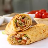 Wraps  Mit Salat und Hühnchen gefüllt klingen Wraps eventuell gesund, tatsächlich enthalten sie durch den Tortilla-Fladen recht viele Kohlenhydrate und sind dadurch nicht kalorienfreundlicher als ein belegtes Sandwich.