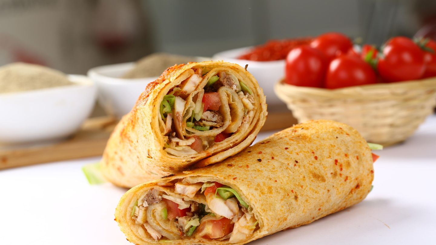 Wraps  Mit Salat und Hühnchen gefüllt klingen Wraps eventuell gesund, tatsächlich enthalten sie durch den Tortilla-Fladen recht viele Kohlenhydrate und sind dadurch nicht kalorienfreundlicher als ein belegtes Sandwich.