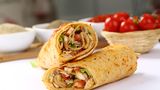 Wraps  Mit Salat und Hühnchen gefüllt klingen Wraps eventuell gesund, tatsächlich enthalten sie durch den Tortilla-Fladen recht viele Kohlenhydrate und sind dadurch nicht kalorienfreundlicher als ein belegtes Sandwich.