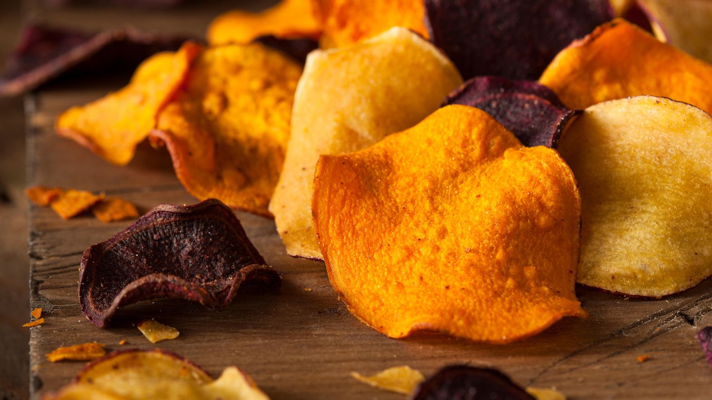 Gemüsechips  Auf den ersten Blick wirken sie gesünder als Kartoffelchips. Es handelt sich schließlich um Gemüse: Rote Bete, Kürbis oder Pastinaken. Tatsächlich ist es nicht das gleiche als würden Sie Gemüse roh verzehren. Genauso wie bei Kartoffelchips enthalten Chips aus Gemüse recht viel Salz und auch Fett. Und am Ende genauso viele Kalorien wie normale Chips. (Wer darauf nicht verzichten mag, kann Gemüsechips im Backofen machen, dabei kann man zumindest das Salz und das Fett regulieren. Hier geht's zum Rezept!)