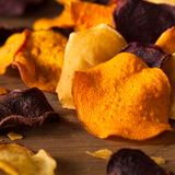 Gemüsechips  Auf den ersten Blick wirken sie gesünder als Kartoffelchips. Es handelt sich schließlich um Gemüse: Rote Bete, Kürbis oder Pastinaken. Tatsächlich ist es nicht das gleiche als würden Sie Gemüse roh verzehren. Genauso wie bei Kartoffelchips enthalten Chips aus Gemüse recht viel Salz und auch Fett. Und am Ende genauso viele Kalorien wie normale Chips. (Wer darauf nicht verzichten mag, kann Gemüsechips im Backofen machen, dabei kann man zumindest das Salz und das Fett regulieren. Hier geht's zum Rezept!)