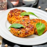 Gemüsebratling  Per se ist ein Bratling aus Gemüse eine gute Sache. Häufig handelt es sich dabei aber um ein Fertigprodukt, dass voll von Zusatz- und Konservierungsstoffen ist. Daher: Gemüsebratlinge nie kaufen, sondern besser selber machen. Und wenn Sie ums Kaufen nicht herum kommen, achten Sie auf die Zutatenliste.