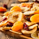 Trockenfrüchte  Rosinen, getrocknete Aprikosen oder Apfelringe klingen nach dem perfekten gesunden Snack. Aber Vorsicht: Nur weil die Früchte getrocknet sind, sind sie dennoch voll mit konzentriertem Fruchtzucker. Hinzukommt, dass manche Hersteller die Trockenfrüchte zusätzlich mit Zucker anreichern.