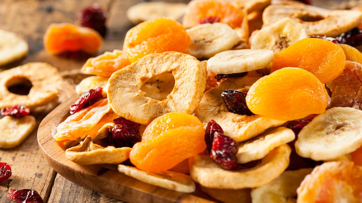 Trockenfrüchte  Rosinen, getrocknete Aprikosen oder Apfelringe klingen nach dem perfekten gesunden Snack. Aber Vorsicht: Nur weil die Früchte getrocknet sind, sind sie dennoch voll mit konzentriertem Fruchtzucker. Hinzukommt, dass manche Hersteller die Trockenfrüchte zusätzlich mit Zucker anreichern.