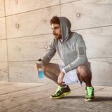 Sportgetränke  Die Gesundheitsversprechen von Sportgetränken hören sich vermutlich gut an. Fakt ist, während und nach dem Workout gibt es keine bessere Flüssigkeitszufuhr als stilles Wasser. Sportgetränke und auch Protein-Shakes enthalten meist Zucker, was zusätzliche Kalorien bedeutet.