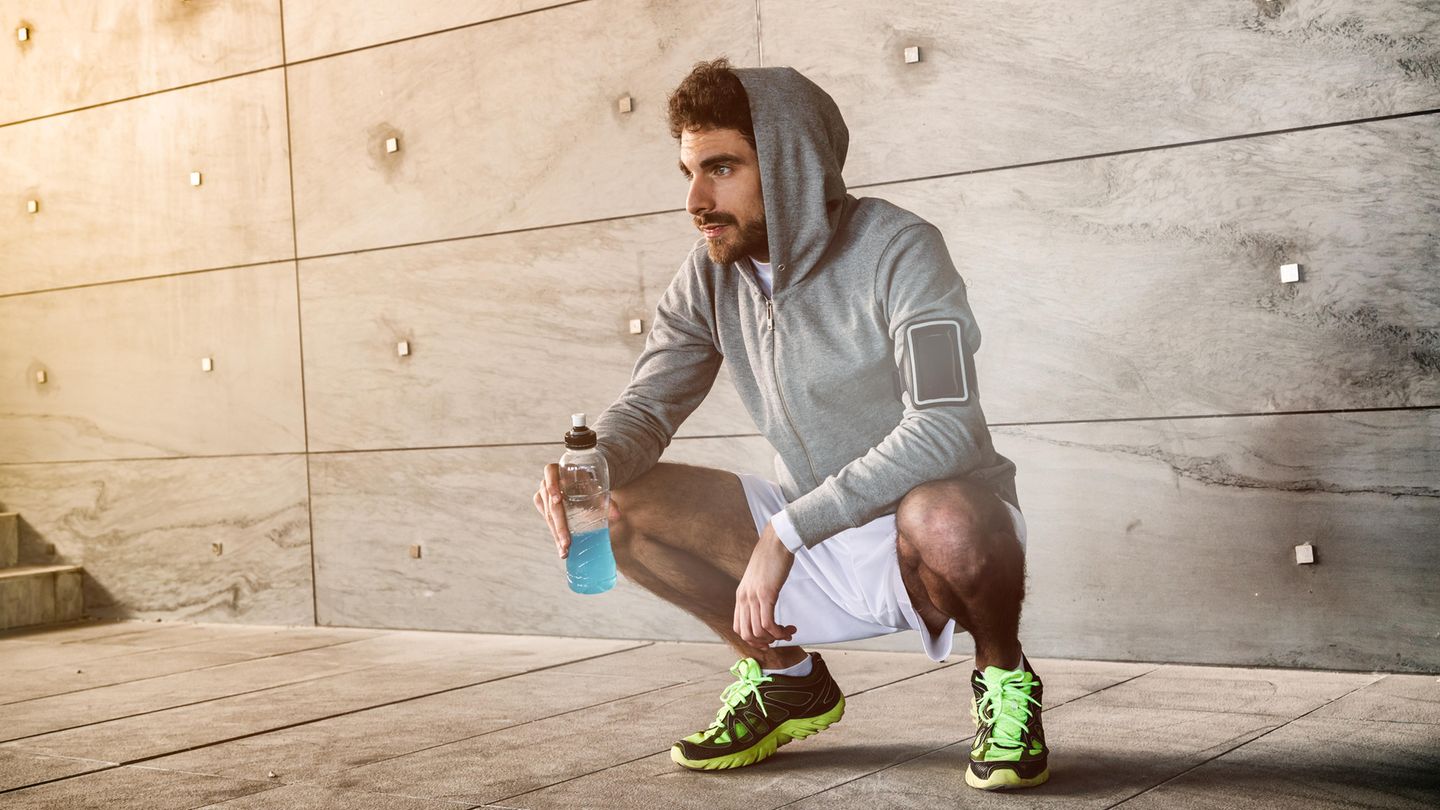 Sportgetränke  Die Gesundheitsversprechen von Sportgetränken hören sich vermutlich gut an. Fakt ist, während und nach dem Workout gibt es keine bessere Flüssigkeitszufuhr als stilles Wasser. Sportgetränke und auch Protein-Shakes enthalten meist Zucker, was zusätzliche Kalorien bedeutet.