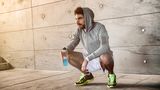 Sportgetränke  Die Gesundheitsversprechen von Sportgetränken hören sich vermutlich gut an. Fakt ist, während und nach dem Workout gibt es keine bessere Flüssigkeitszufuhr als stilles Wasser. Sportgetränke und auch Protein-Shakes enthalten meist Zucker, was zusätzliche Kalorien bedeutet.