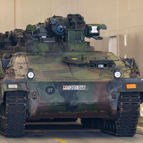 Mehrere Panzer stehen in einer Halle in einer Reihe