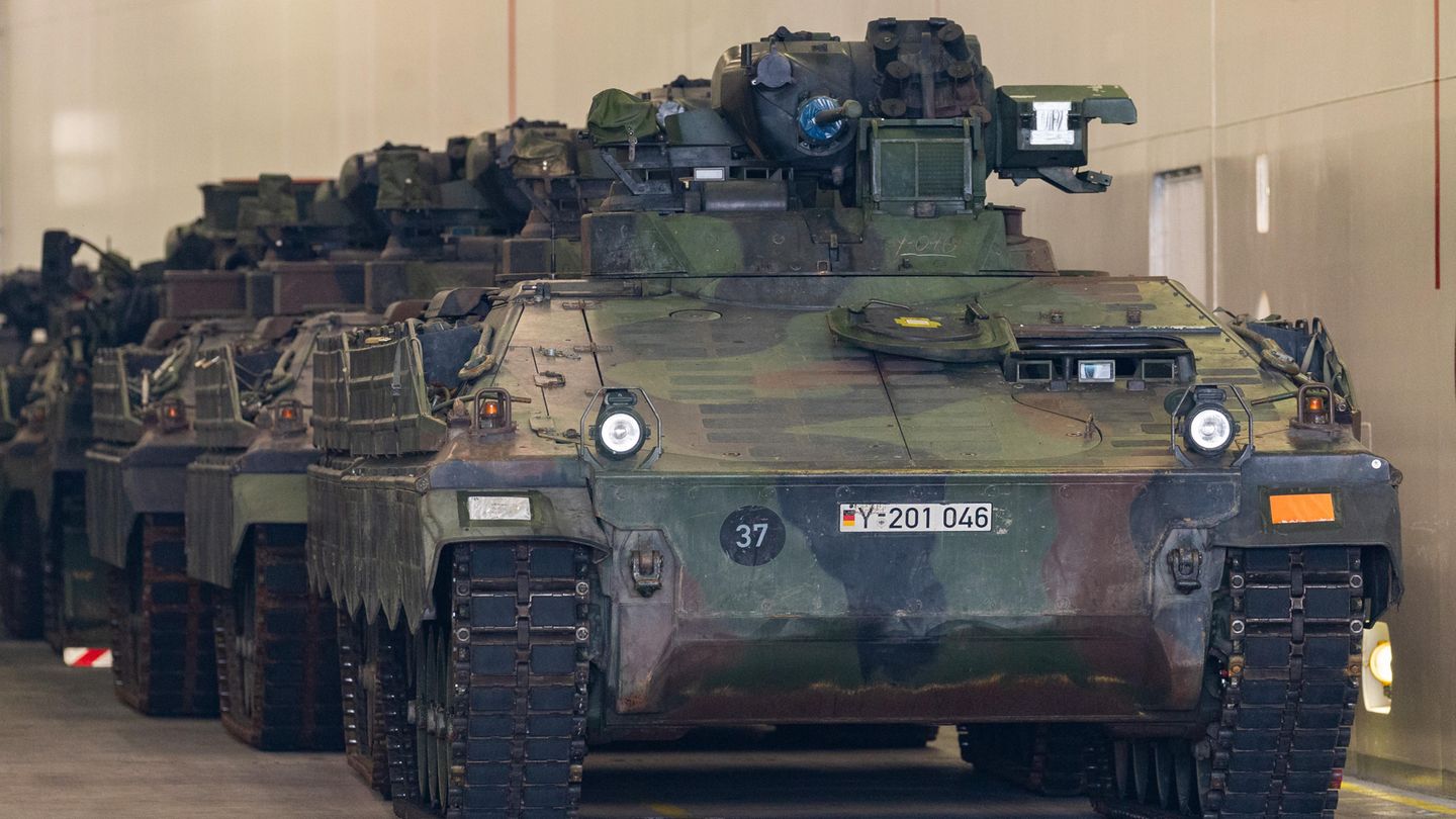 Mehrere Panzer stehen in einer Halle in einer Reihe
