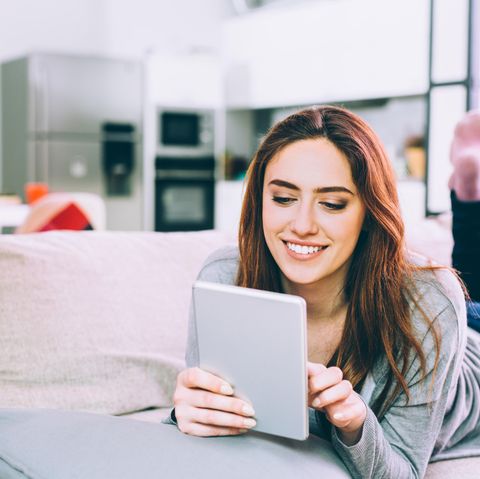 Auf der Couch ist das Tablet der perfekte Begleiter