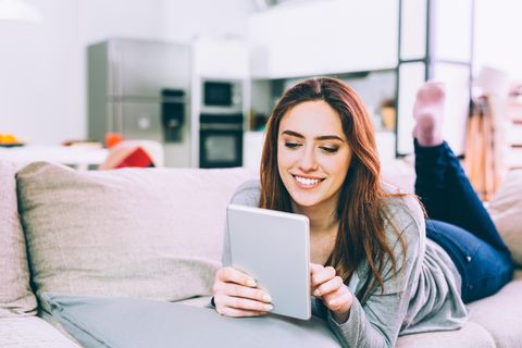 Auf der Couch ist das Tablet der perfekte Begleiter
