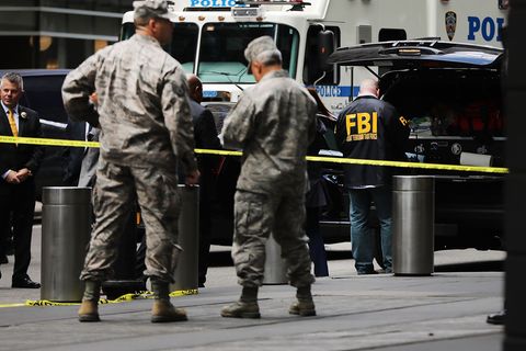 Die Einsatzkräfte vor dem Time Warner Gebäude, nachdem dort ein Sprengsatz gefunden wurde